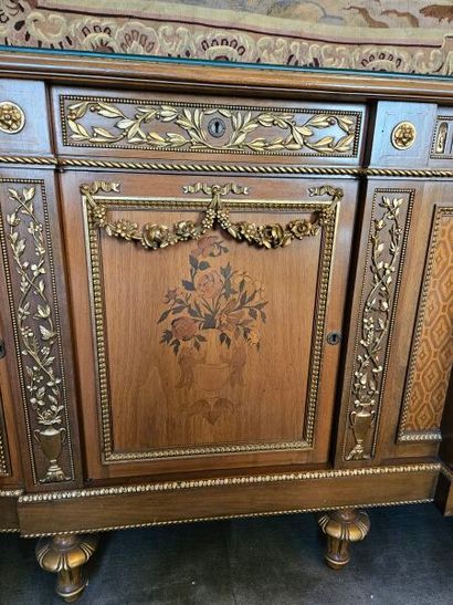 Large enfilade opening to 3 doors and 3 drawers...