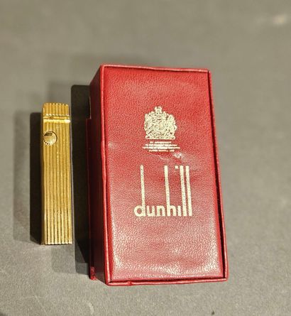 DUNHILL
Gold-plated lighter with striated...