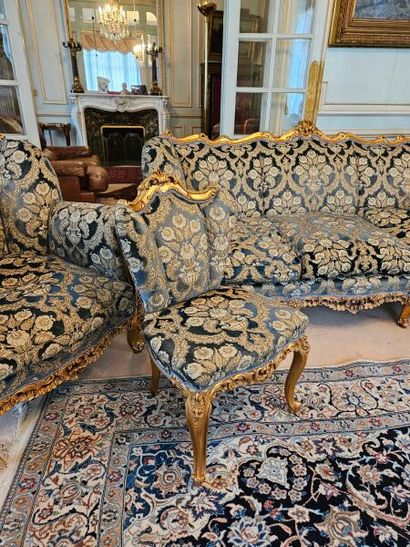 Gilded carved wood salon with rocaille, shell...