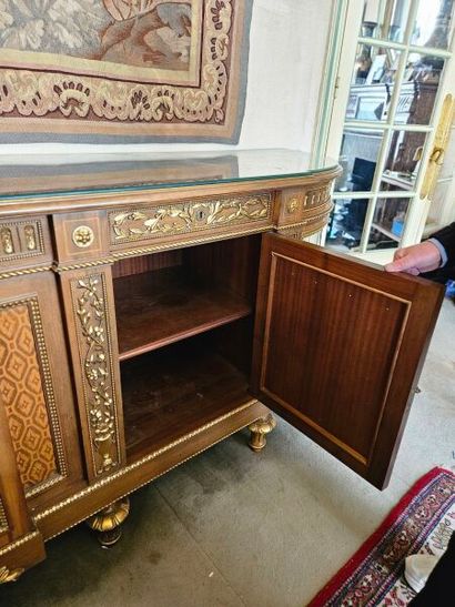 Large enfilade opening to 3 doors and 3 drawers...