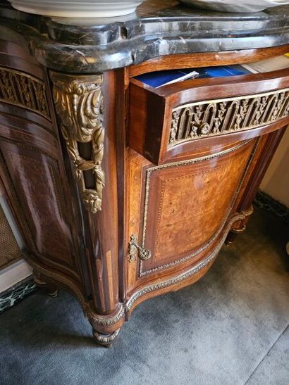 Low sideboard in the Louis XV-Louis XVI transition...