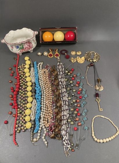 Set of costume jewelry