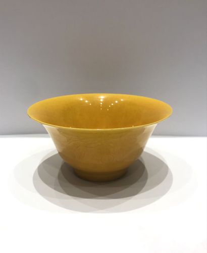 Lot including:
-CHINA 
A small circular bowl...