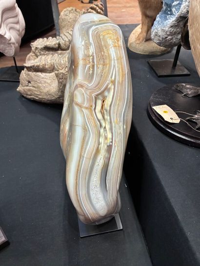 Translucent agate on steel base
Large piece
H....