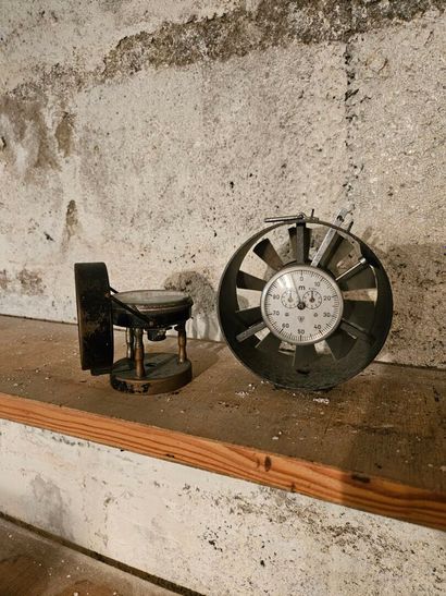 Set of two anemometers, one of them 