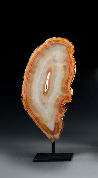 Transparent agate slice on base
H. 32 cm