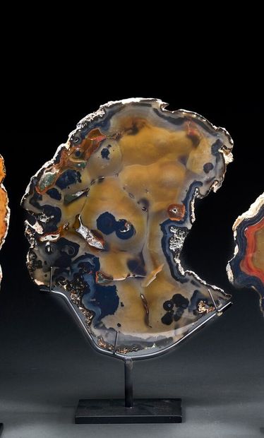 Transparent agate slice on base
H. 37 cm...