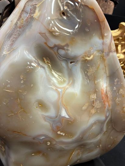 Translucent agate on steel base
Large piece
H....