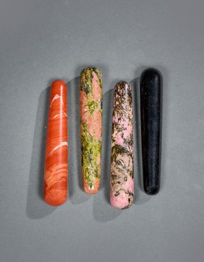 Set of four fine stone carrots
L. 11 cm