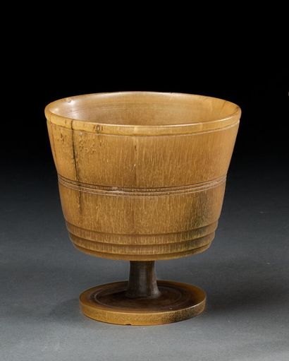Flared blond horn bowl
This type of bowl...