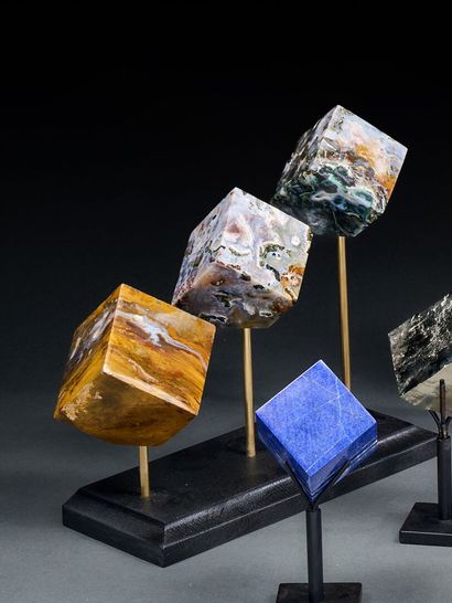 Triptych of jasper cubes on a wooden base
H....