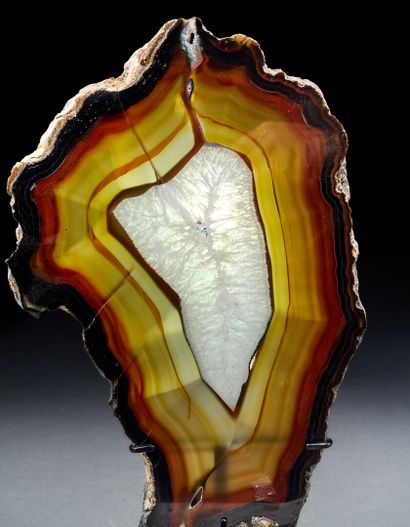 Agate slice on base with flamboyant colors
H....