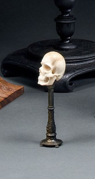 Small vanity representing a white human skull...