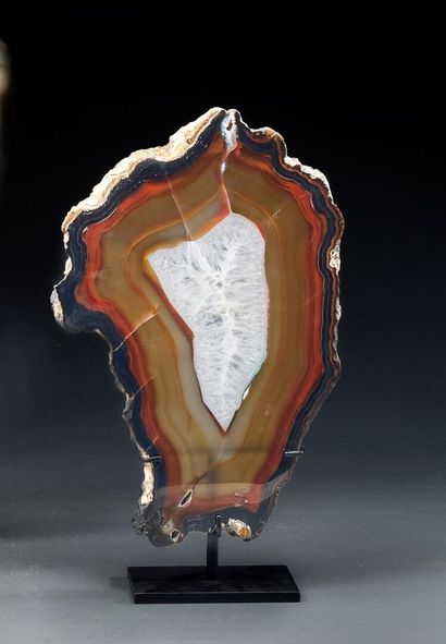 Agate slice on base with flamboyant colors
H....