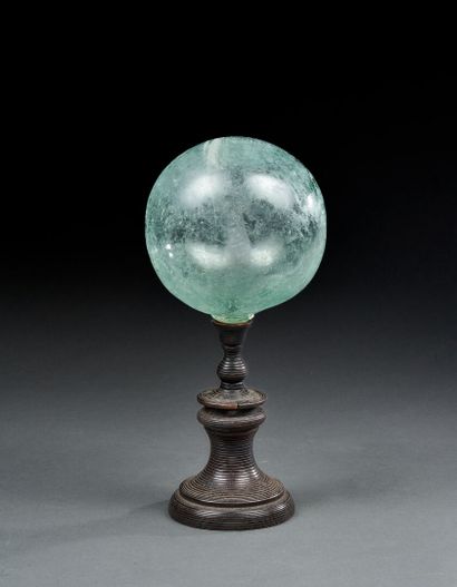 Glass ball on turned wooden pedestal
H. 27...