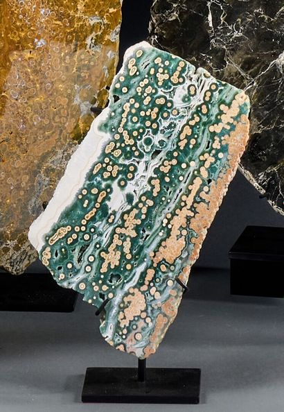 Green and white orbicular jasper plate
Madagascar
H....