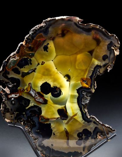 Transparent agate slice on base
H. 37 cm...