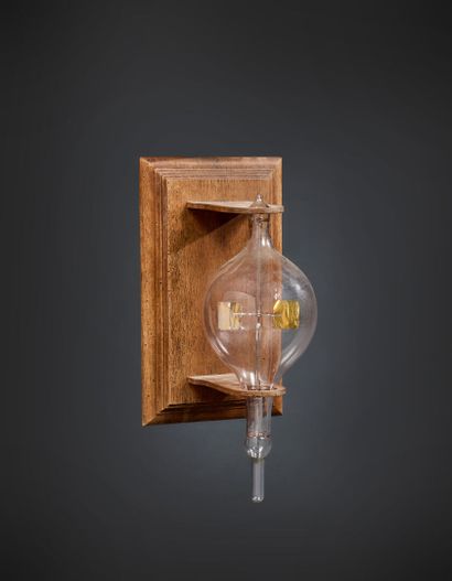 Wall-mounted radiometer with wooden stand
H....