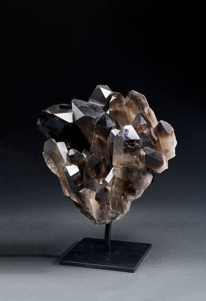 Rare smoky quartz on steel base
H. 33 cm...