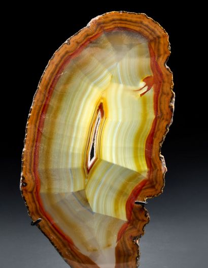 Transparent agate slice on base
H. 32 cm