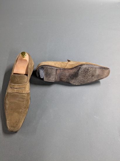 SANTONI
Two pairs of men's leather shoes,...
