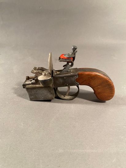 DUNHILL TINDER PISTOL
Table lighter in imitation...