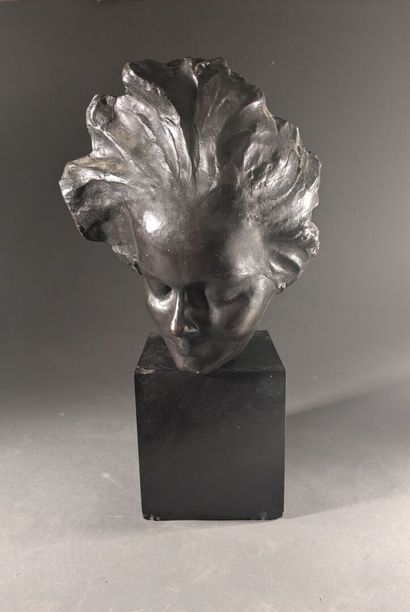 Lucien LAFAYE (1896-1975)
Portrait of a woman
Bronze...