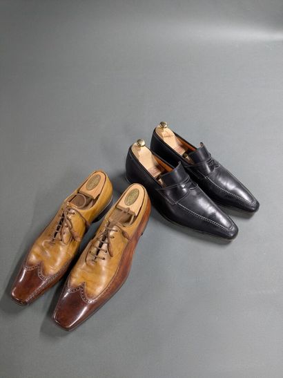 SANTONI
Two pairs of men's leather shoes,...