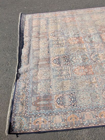 INDO-PERSAN
Large wool carpet with blue and...