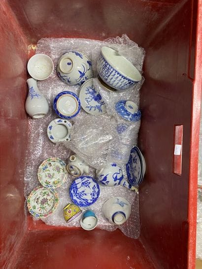 ASIA
Set of porcelain pieces including vases,...