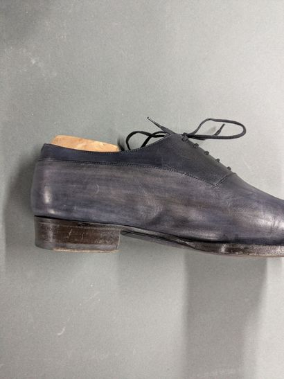 JMLEGAZEL
Two pairs of men's leather shoes,...