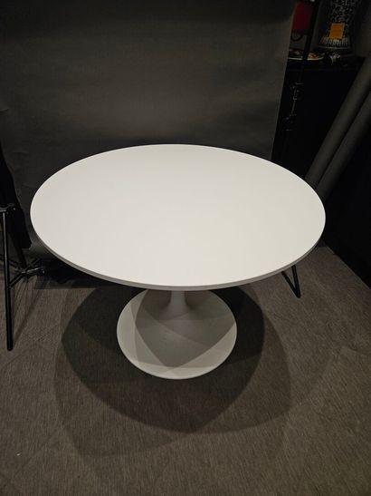 Circular table with tulip base
White melamine...