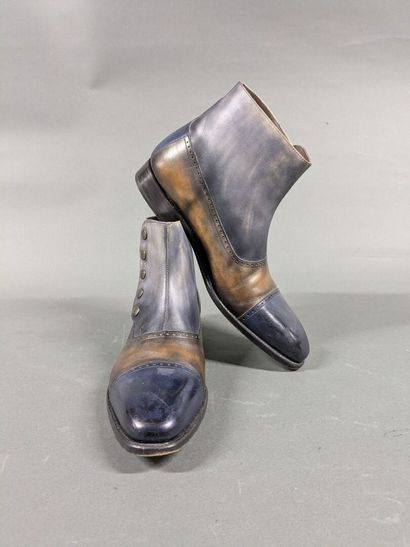CARLOS SANTOS
Pair of men's high-top leather...