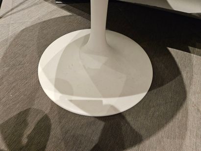 Circular table with tulip base
White melamine...