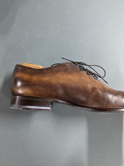 SANTONI
Two pairs of men's leather shoes,...