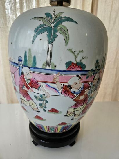 CHINA
Lidded porcelain vase with polychrome...
