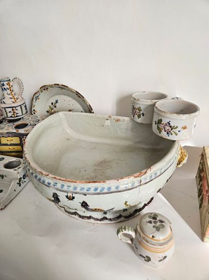 NEVERS
Earthenware set comprising a commode...