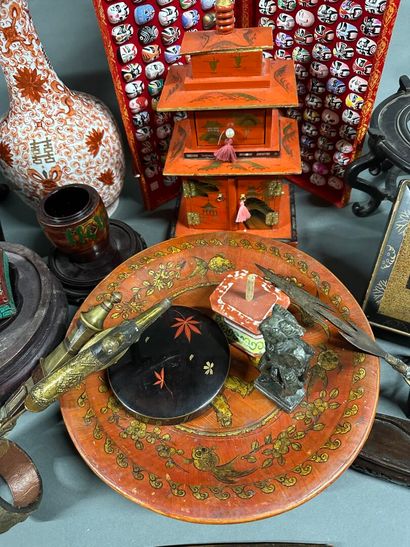 ASIA
Assortment of various Asian objects,...