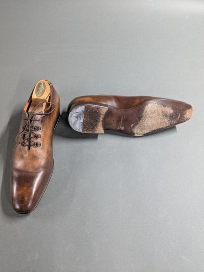 SANTONI
Two pairs of men's leather shoes,...