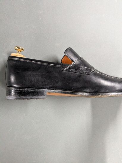 SANTONI
Two pairs of men's leather shoes,...