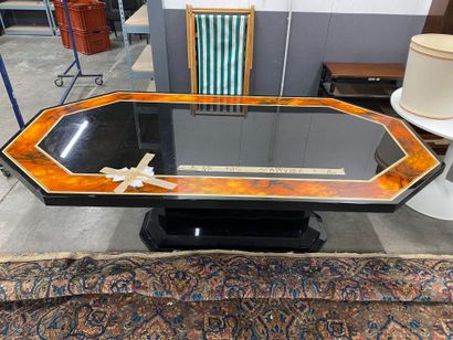 Octagonal table, lacquered base
230 x 120...