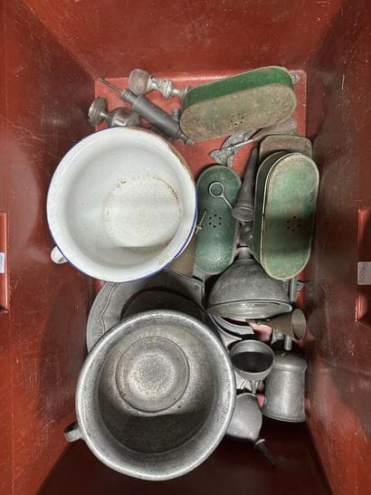 Medical set consisting of pewter jars, dishes,...