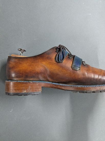JMLEGAZEL
Two pairs of men's leather shoes,...
