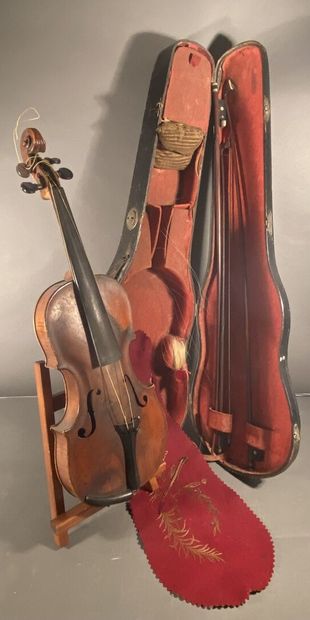 Student violin in its case and two bows
(damage...