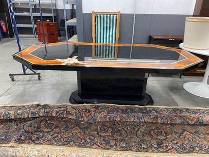 Octagonal table, lacquered base
230 x 120...