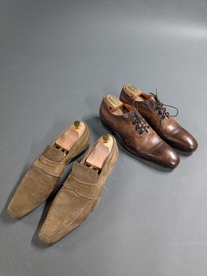 SANTONI
Two pairs of men's leather shoes,...