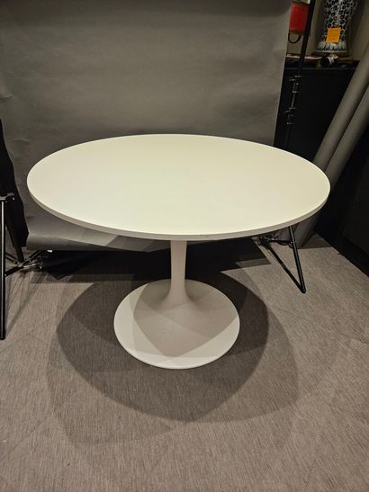 Circular table with tulip base
White melamine...