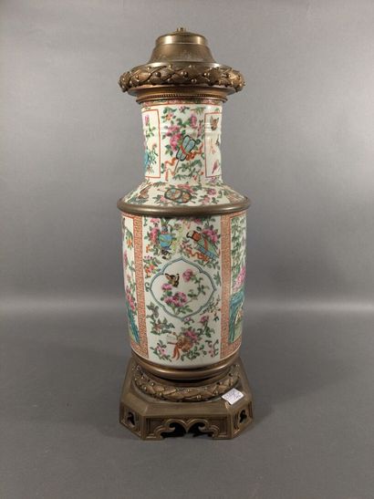 CHINA
Porcelain baluster vase decorated with...