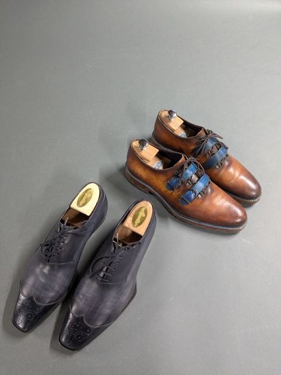 JMLEGAZEL
Two pairs of men's leather shoes,...