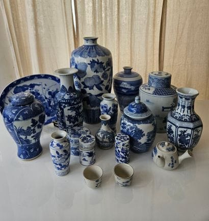 CHINA
Set of vases, a plate, sorbet bowls,...